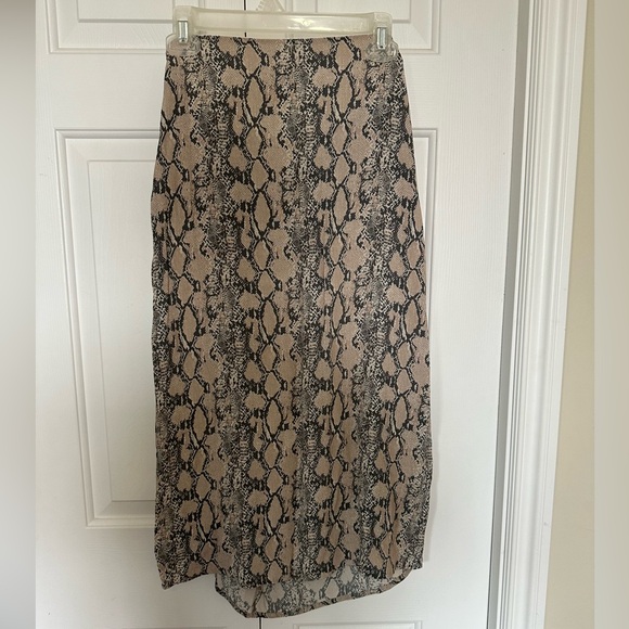 ‼️ Snake print American eagle skirt  (included in BOGO 50% off) - Picture 2 of 4